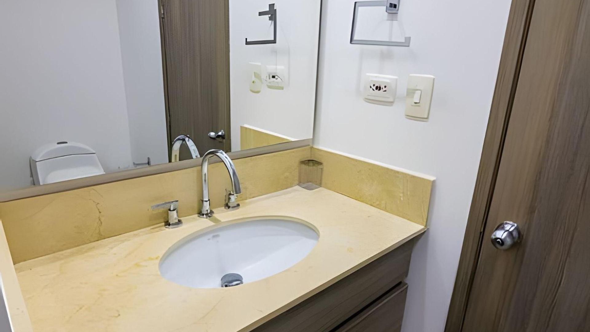 Hermoso Apto Frente Al Mar - Morros Piso 9 Apartamento *