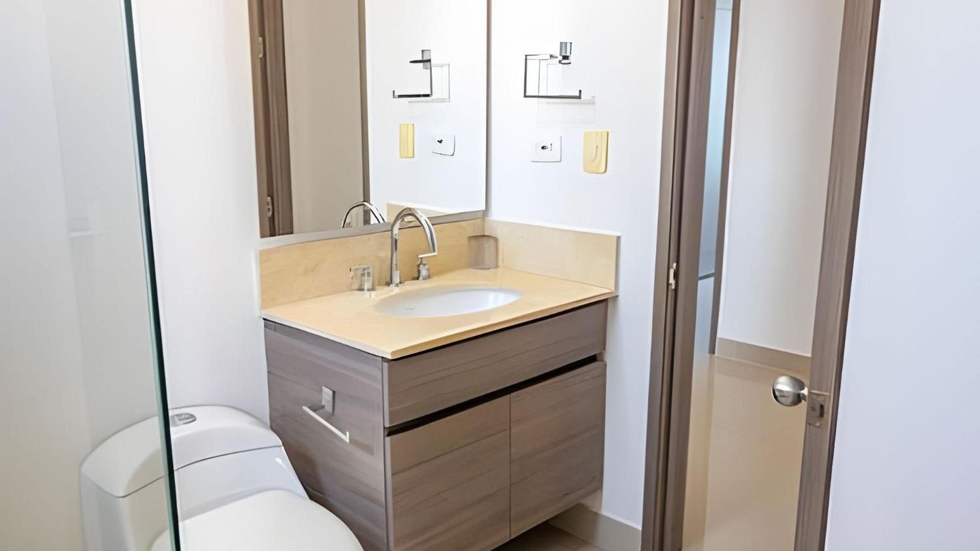 Hermoso Apto Frente Al Mar - Morros Piso 9 Apartamento *
