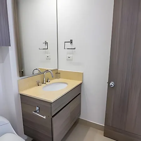 Hermoso Apto Frente Al Mar - Morros Piso 9 Apartamento *
