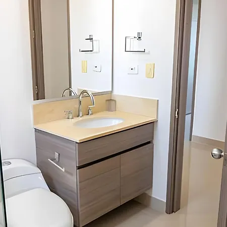 Hermoso Apto Frente Al Mar - Morros Piso 9 Apartamento *